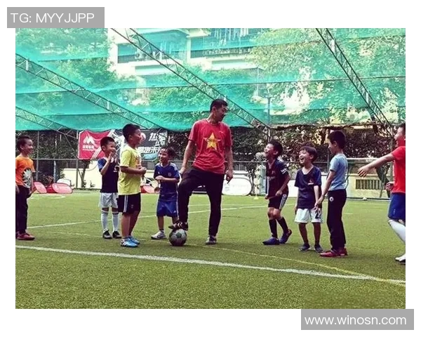 足球明星与小孩共同庆祝的温馨瞬间展现了足球的魅力与快乐 足球明星与小孩共同庆祝的温馨瞬间展现了足球的魅力与快乐